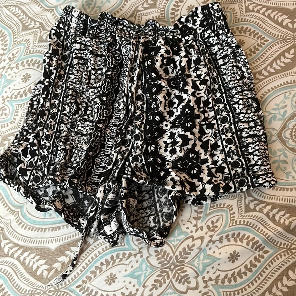 joe b black and white pattern shorts!